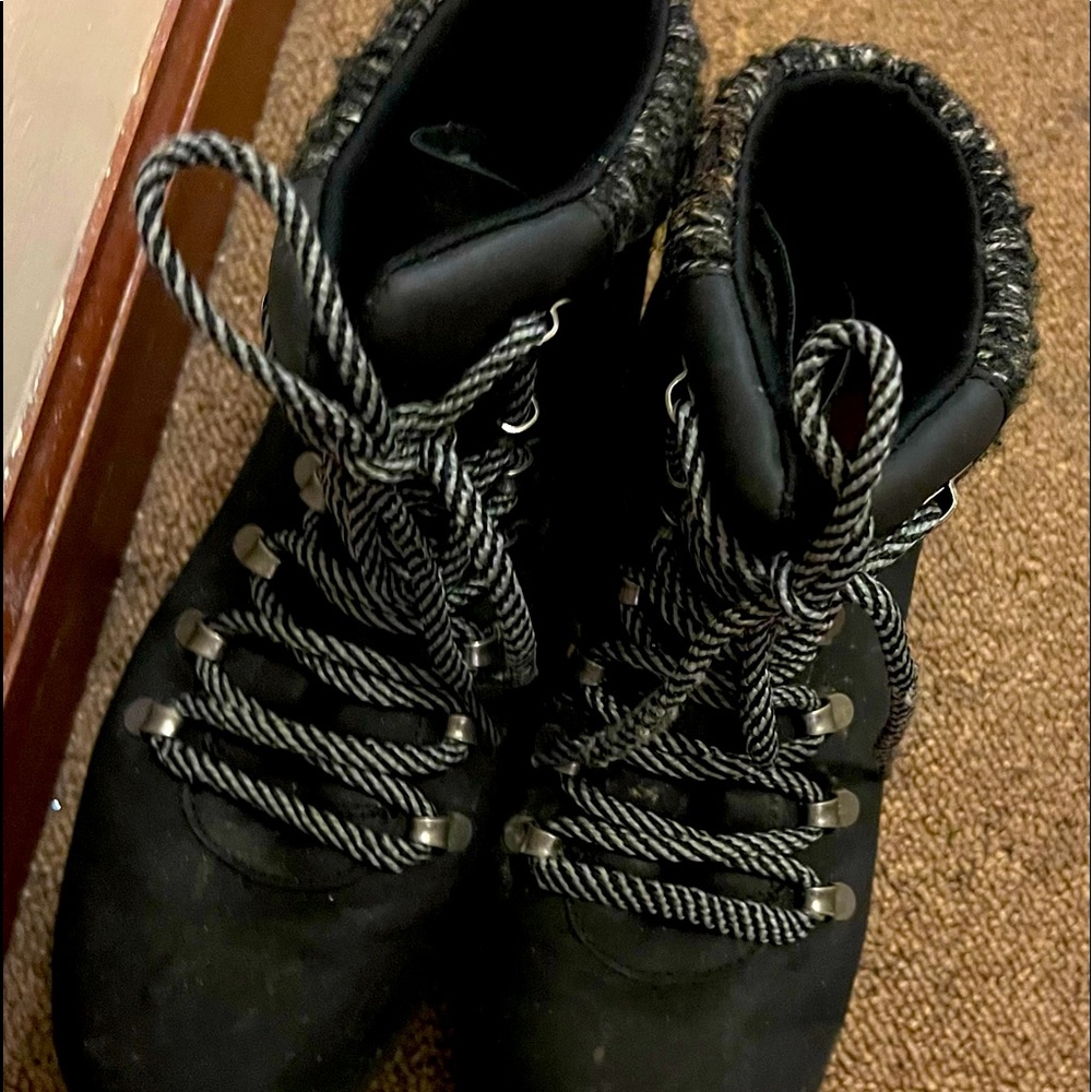 Women’s Shoes.